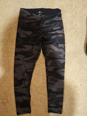 Tuff Athletics Women's Black & Gray Camo Leggings
